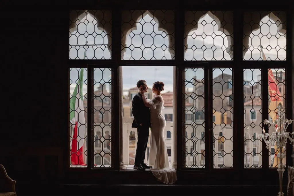 Couple in front of Ca’ Sagredo Hotel for symbolic elopement in Venice