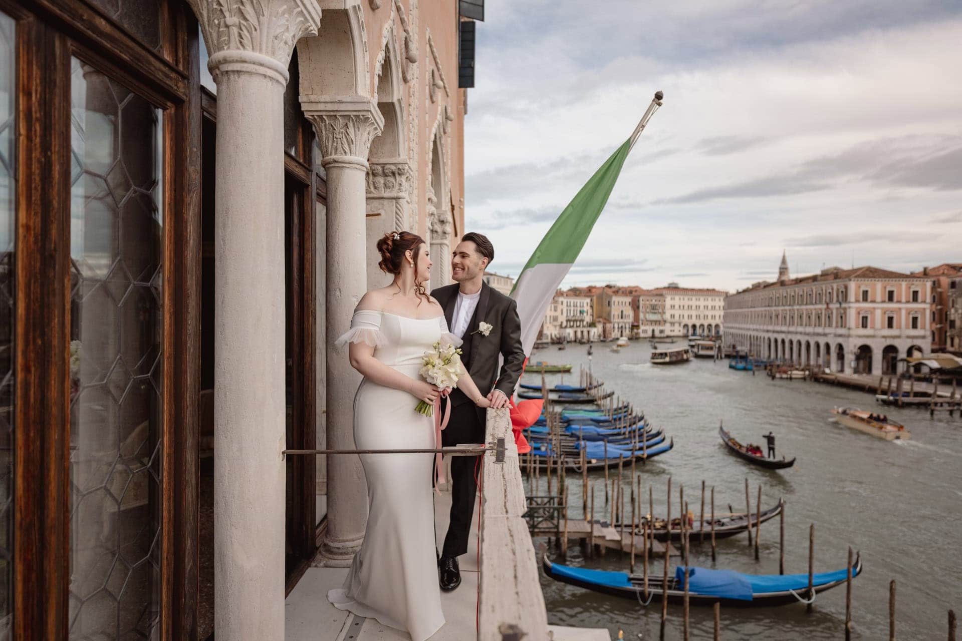 Couple in front of Ca’ Sagredo Hotel for symbolic elopement in Venice
