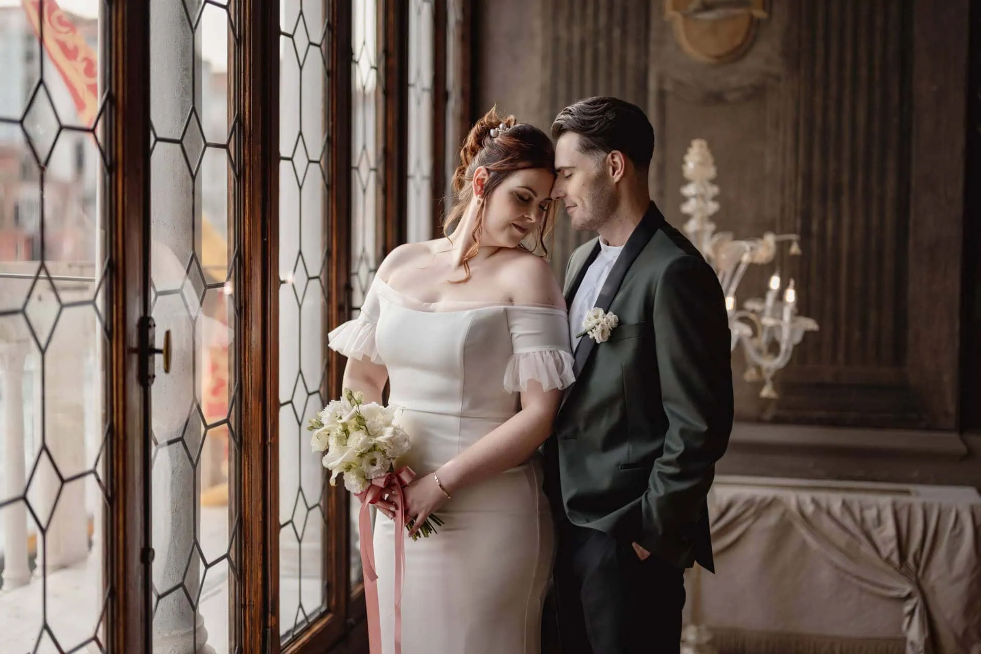 Couple in front of Ca’ Sagredo Hotel for symbolic elopement in Venice