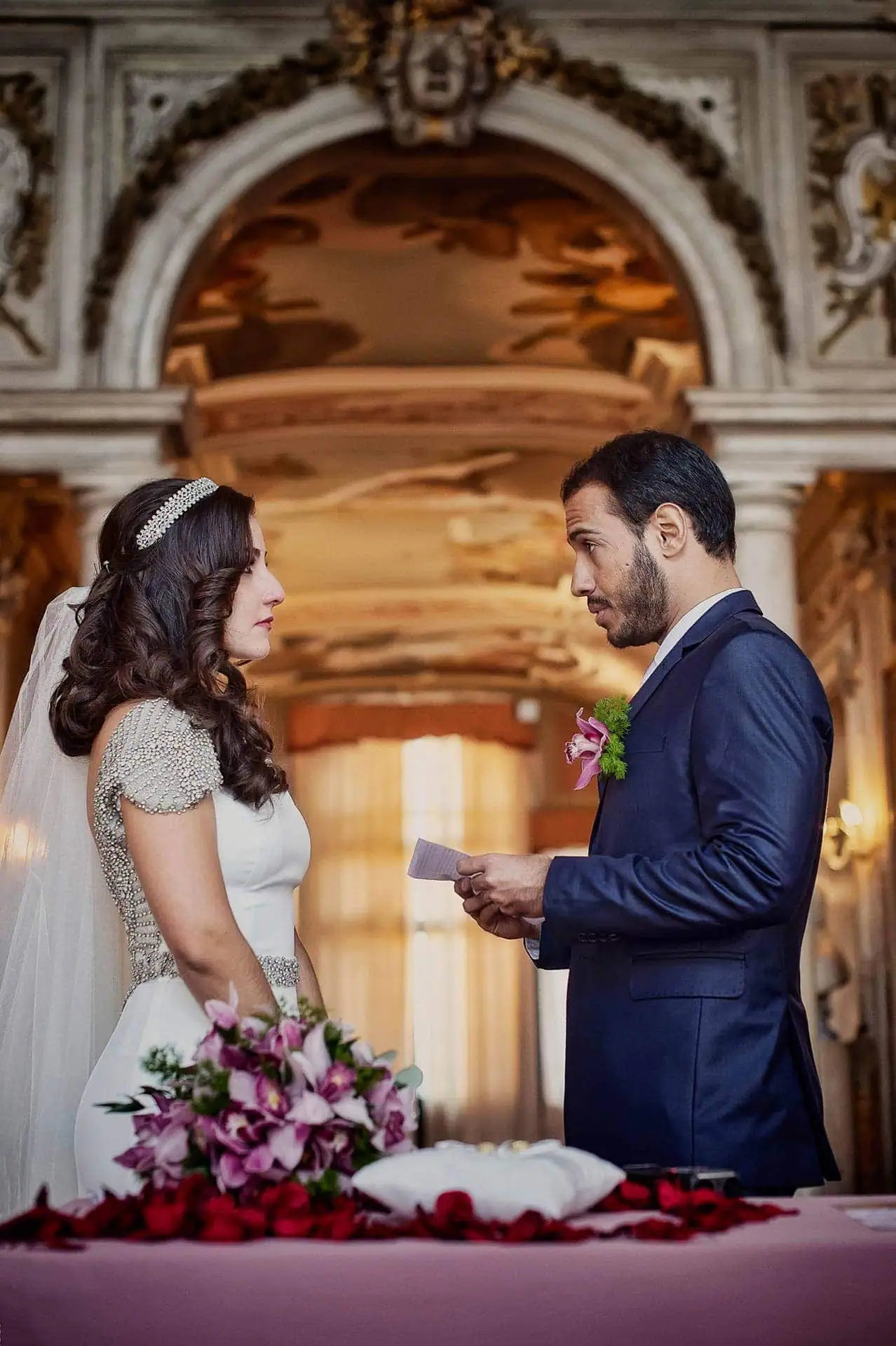A couple exchanging their vows during a symbolic ceremony at Cazenobio in Venice – elopement photography Venice.