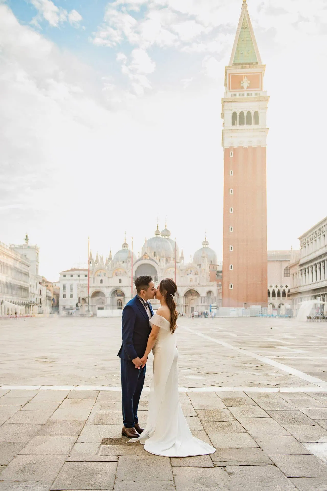 Couple sharing a kiss in the center of St. Mark’s Square in Venice – Venice Wedding Photography Engagement.