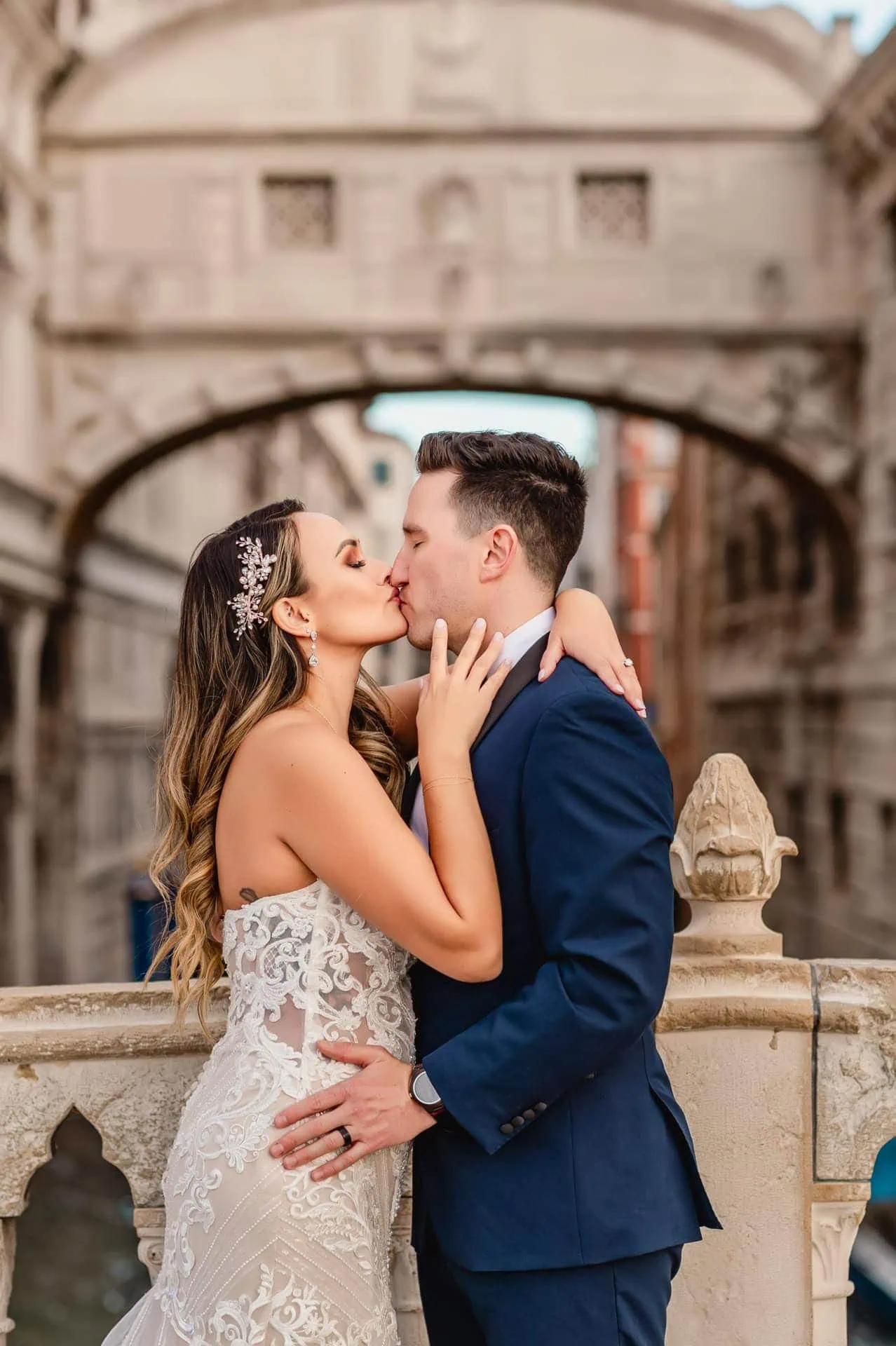 Couple sharing a kiss in front of the iconic Bridge of Sighs in Venice – Venice Wedding Photography Engagement.