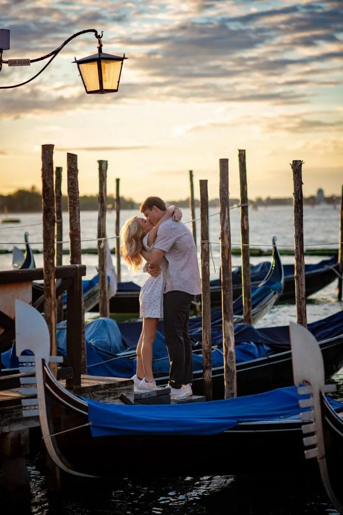 Romantic marriage proposal overlooking the Grand Canal, one of the best proposal Venice locations.