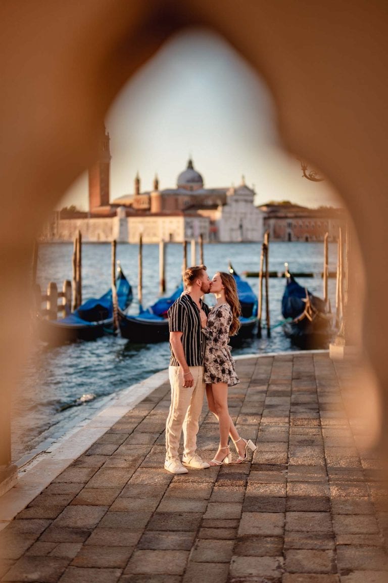 Golden hour engagement session at the Doge’s Palace – Dreamy Venice couple photography.