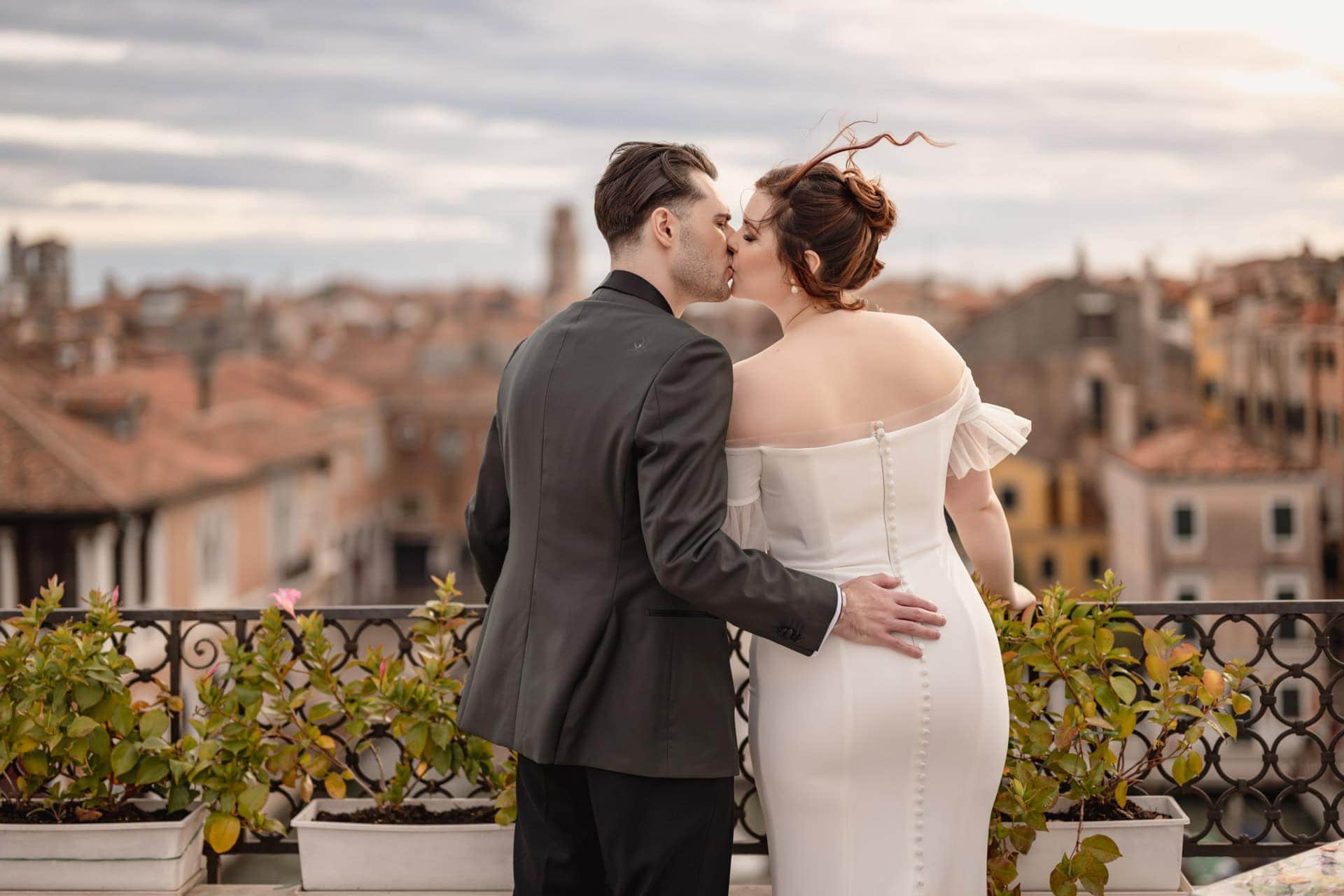 Couple in front of Ca’ Sagredo Hotel for symbolic elopement in Venice