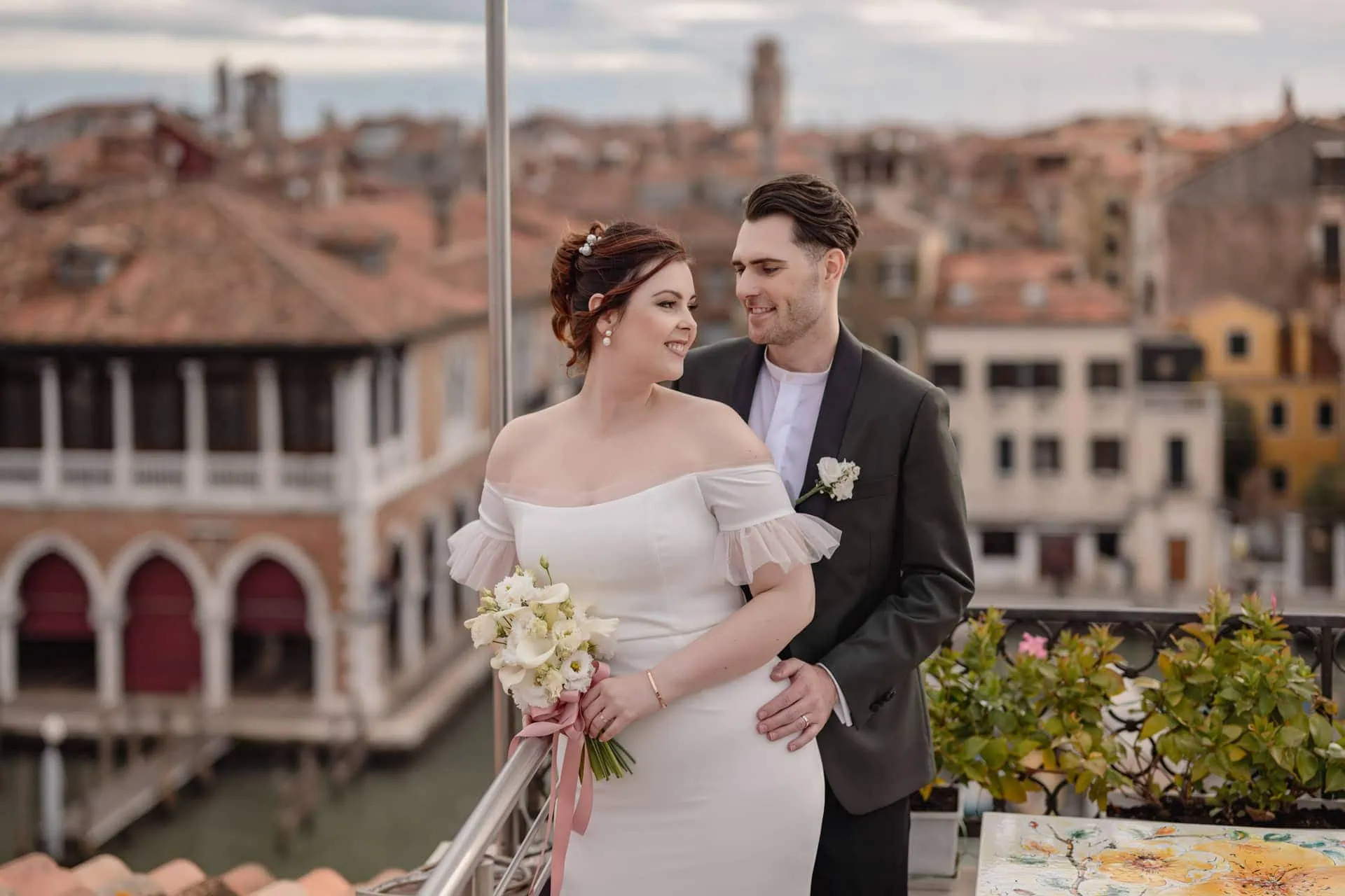 Couple in front of Ca’ Sagredo Hotel for symbolic elopement in Venice