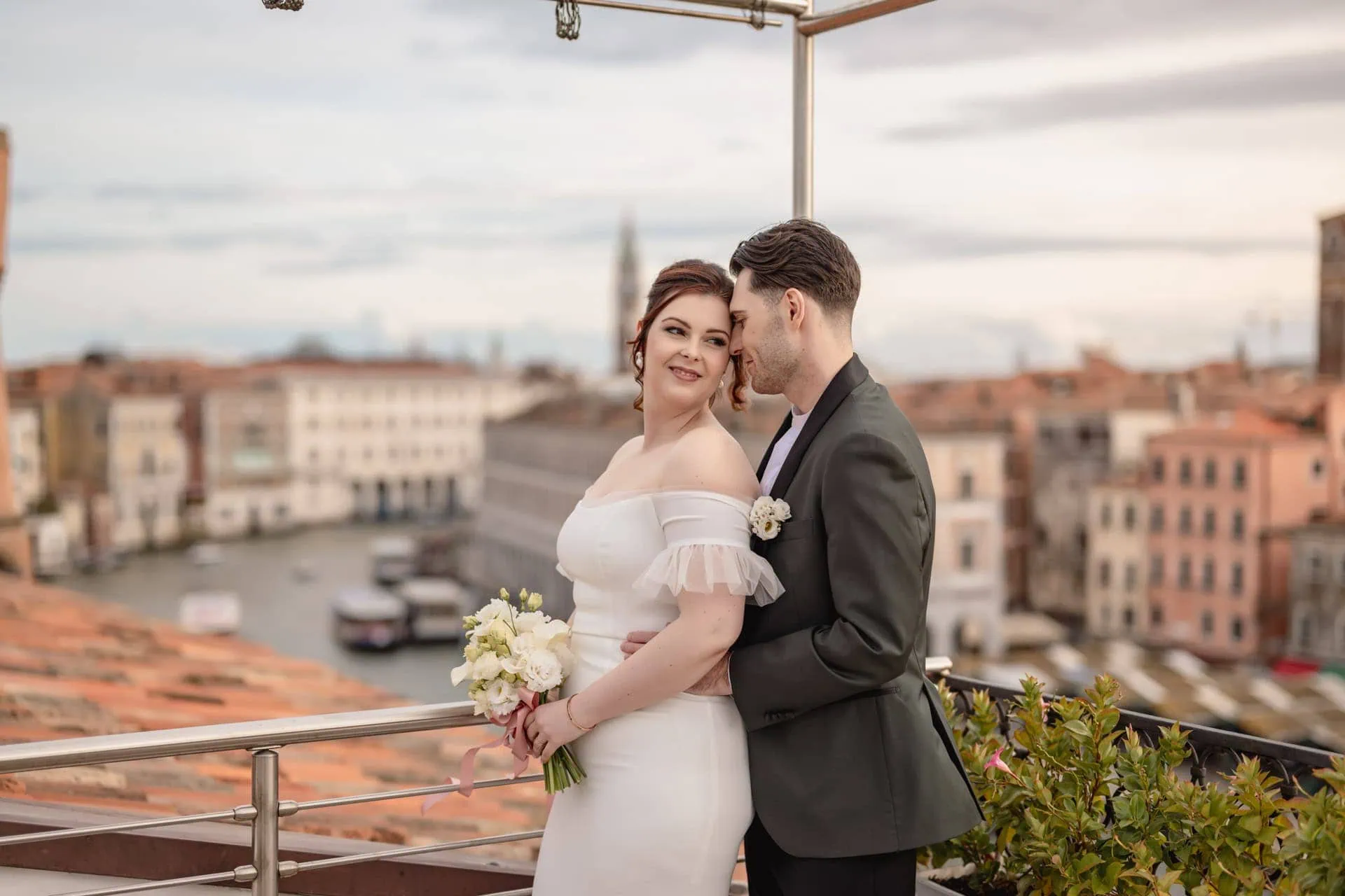 Couple in front of Ca’ Sagredo Hotel for symbolic elopement in Venice