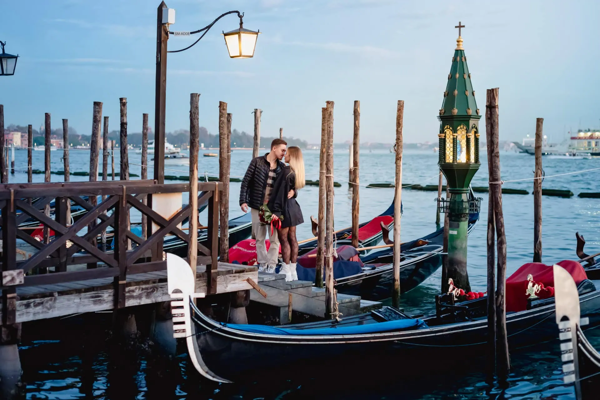 Man kneeling to propose at sunset in St. Mark’s Square – Romantic wedding proposal in Venice.