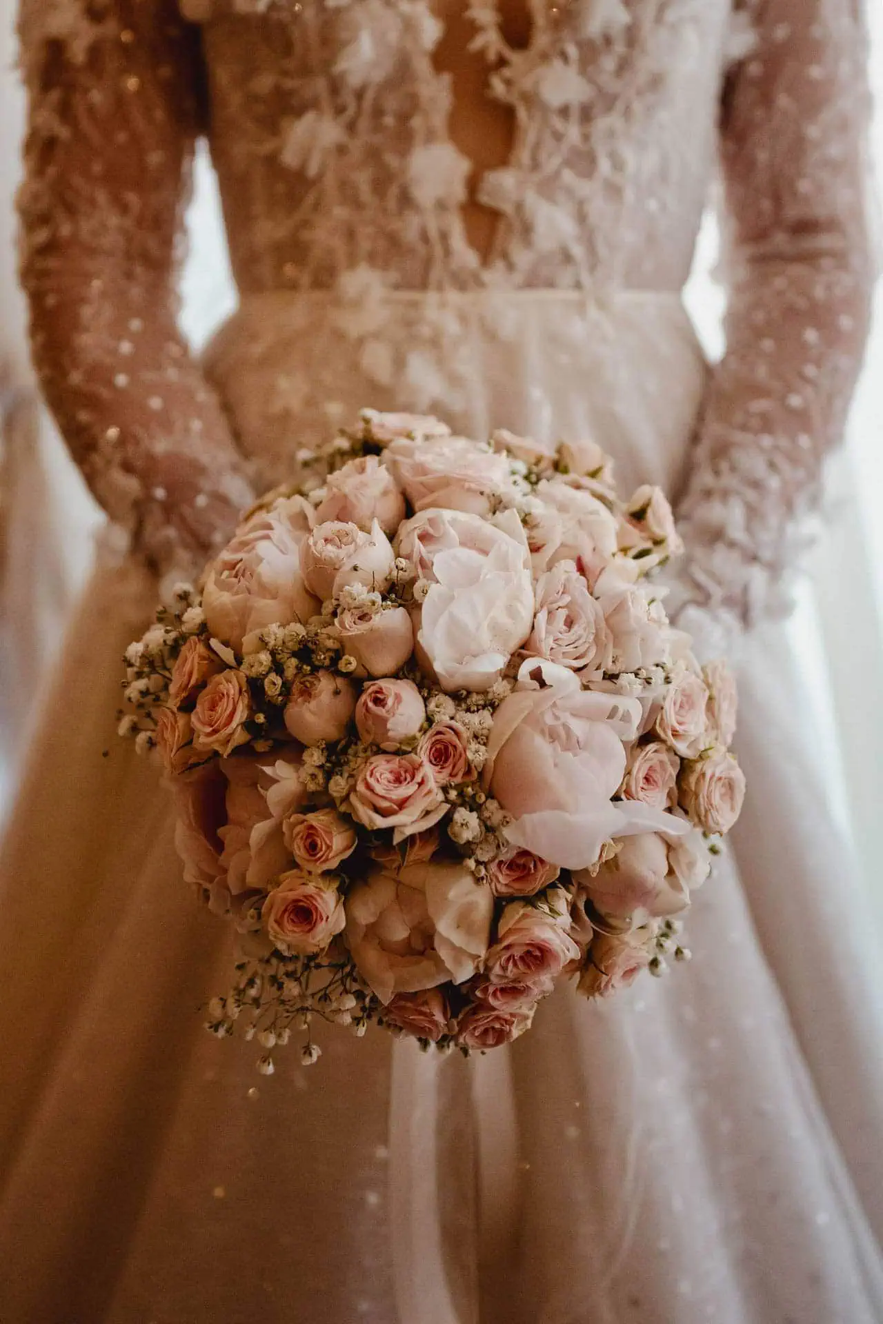 Wedding photography Venice - Wedding bouquet in foreground