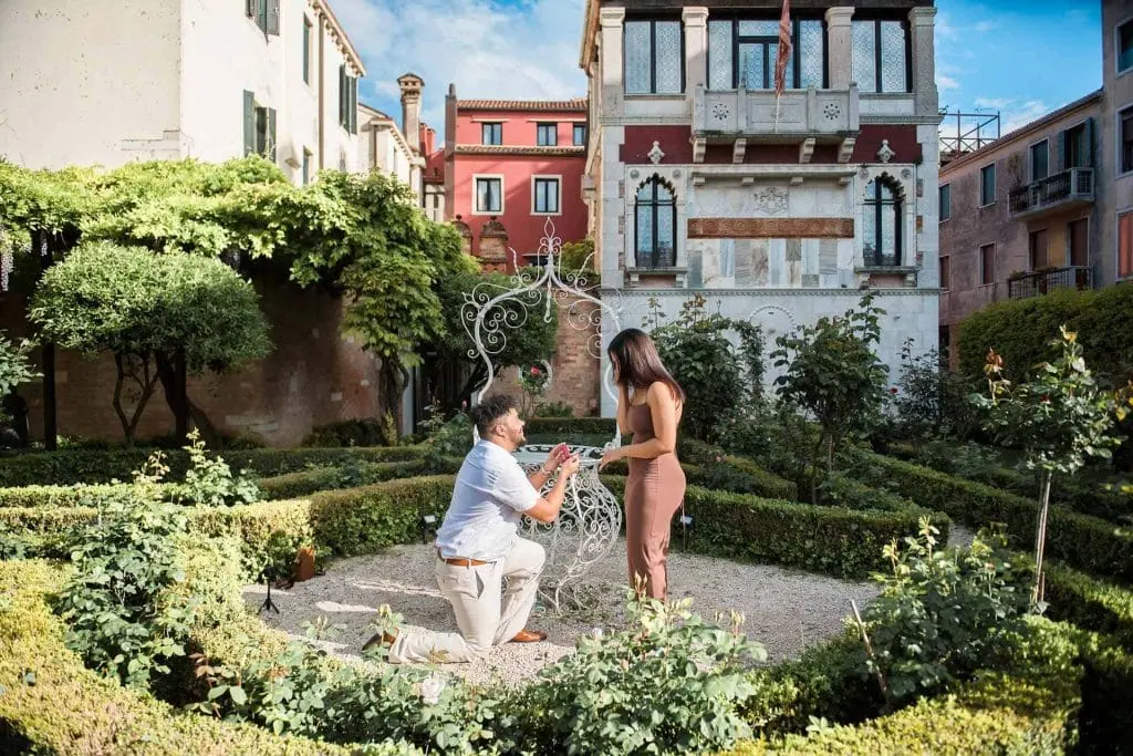 Intimate proposal in a secret Venetian garden, one of the best places to propose in Venice.