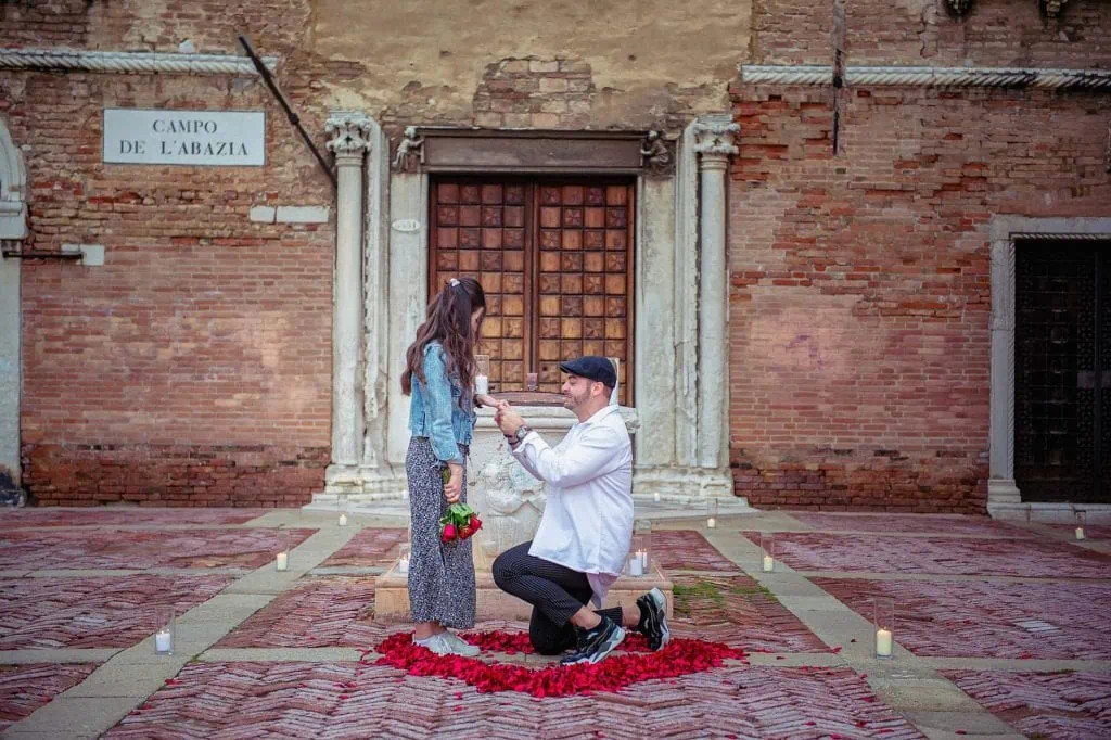 Intimate proposal in a hidden Venetian square, one of the best places to propose in Venice.