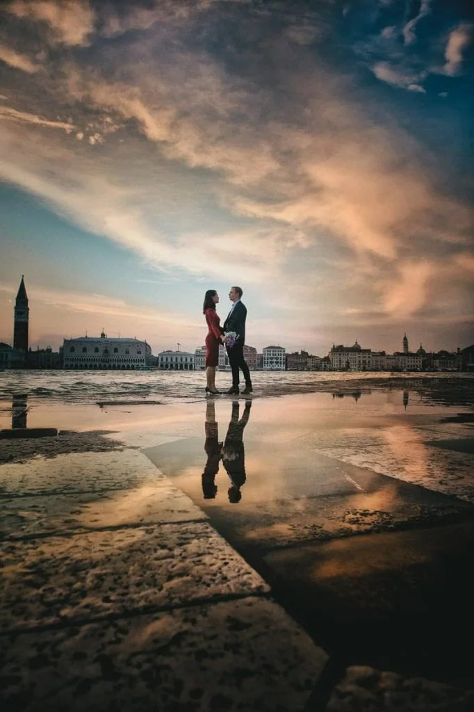 Golden hour engagement session at the Doge’s Palace – Dreamy Venice couple photography.