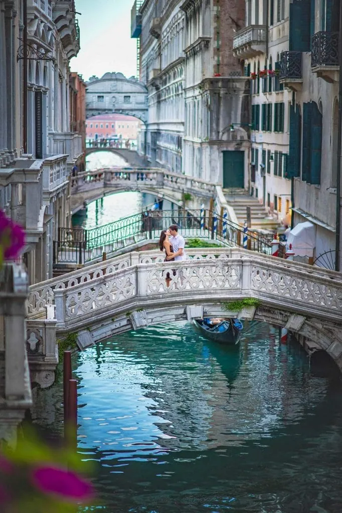 Couples photos in Venice in front of the iconic Bridge of Sighs, captured by a Venice proposal photographer.