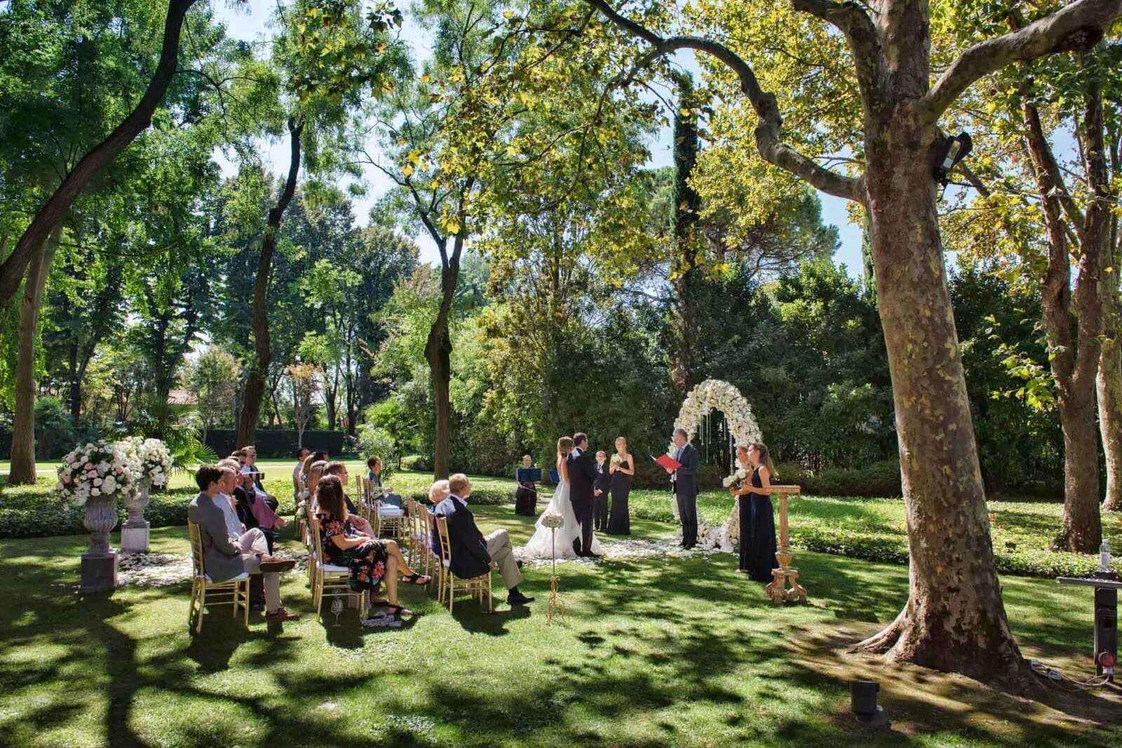 Outdoor wedding in the luxurious gardens of Kempinski Venice.
