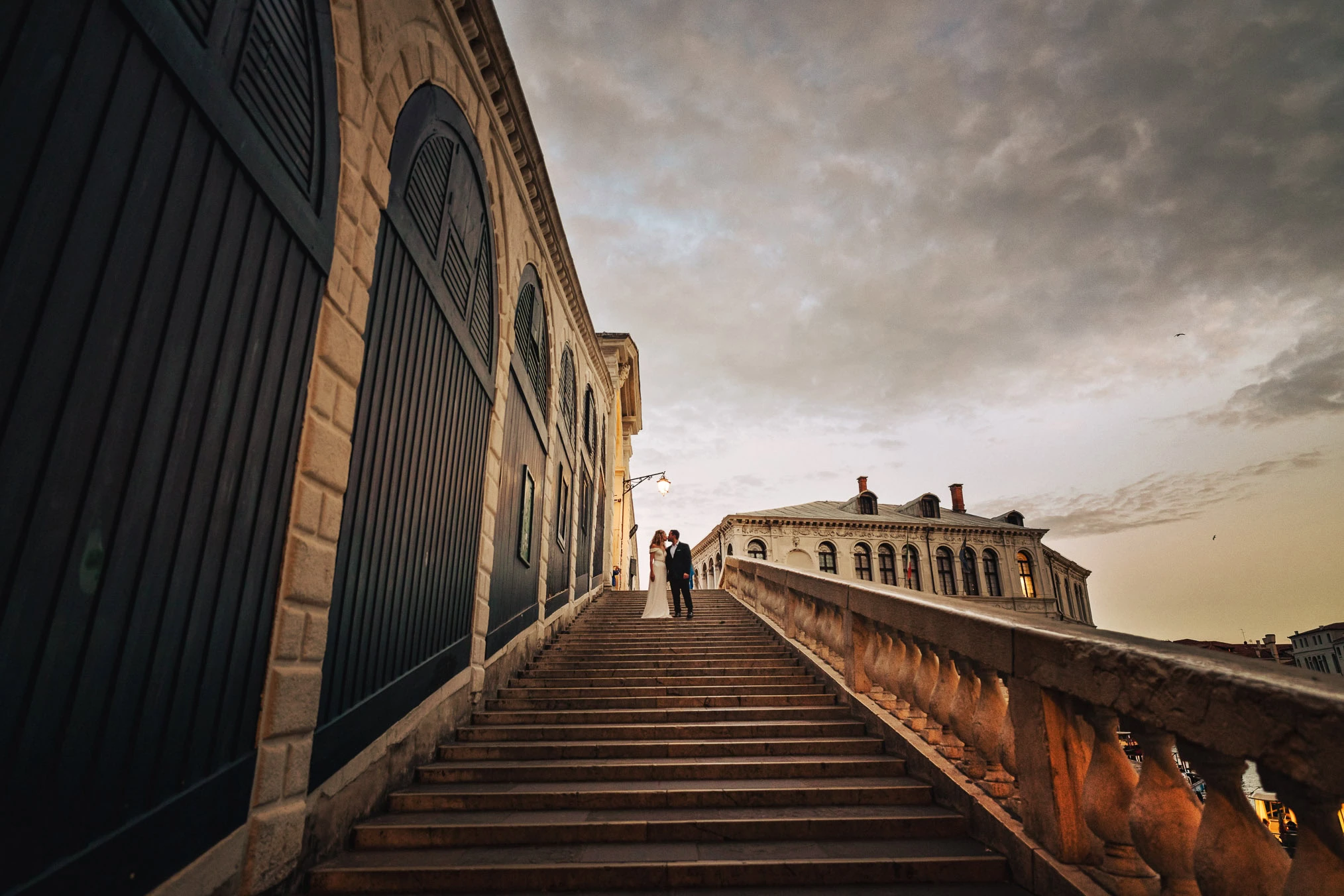 Venice honeymoon photographer – couple at sunrise on Rialto Bridge
