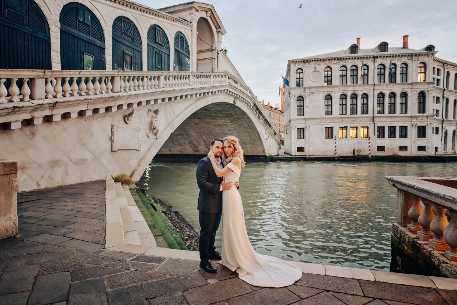 Venice honeymoon photographer – couple at sunrise on Rialto Bridge
