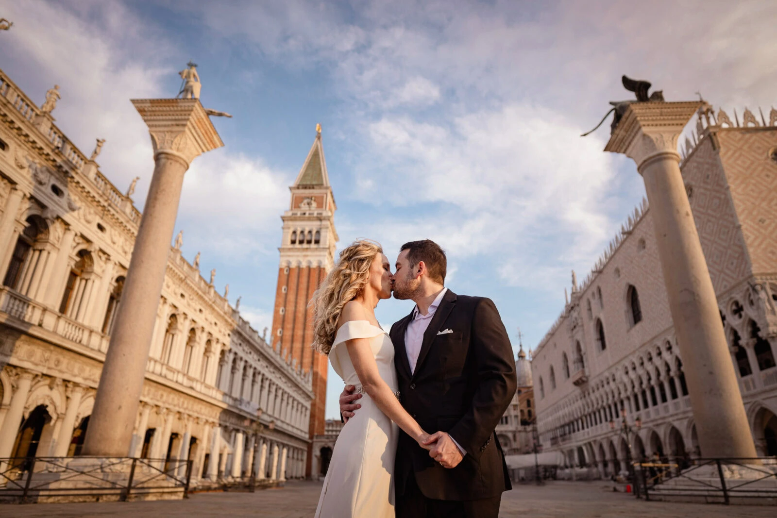 Venice honeymoon photographer – romantic photo in St. Mark’s Square