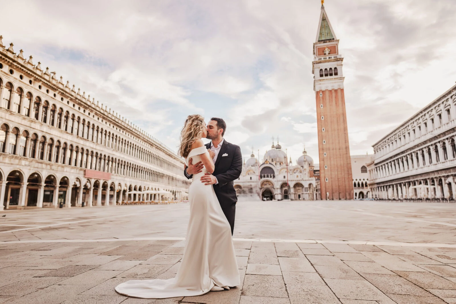 Venice honeymoon photographer – romantic photo in St. Mark’s Square