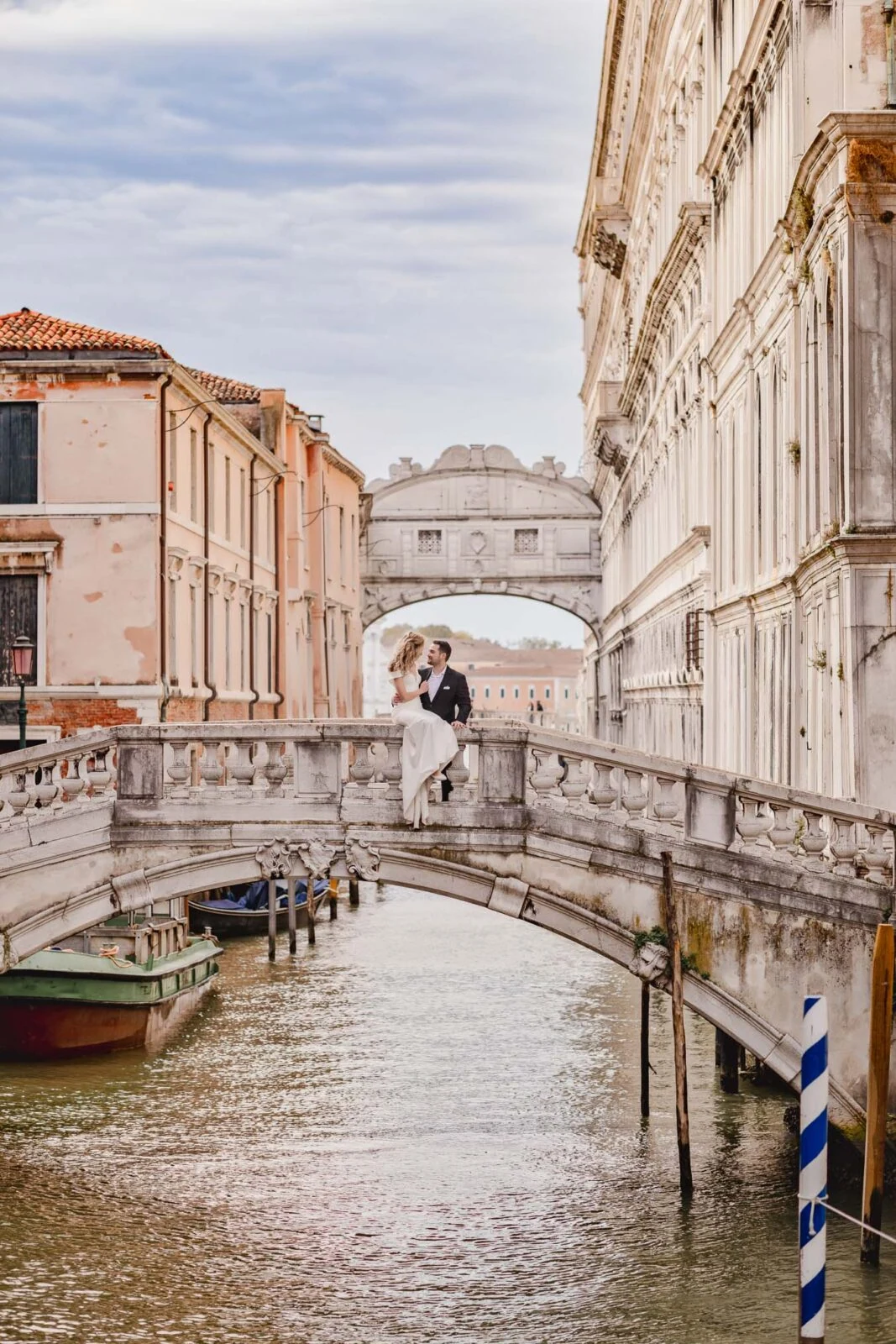 Venice honeymoon photographer – elegant couple photo by the Bridge of Sighs