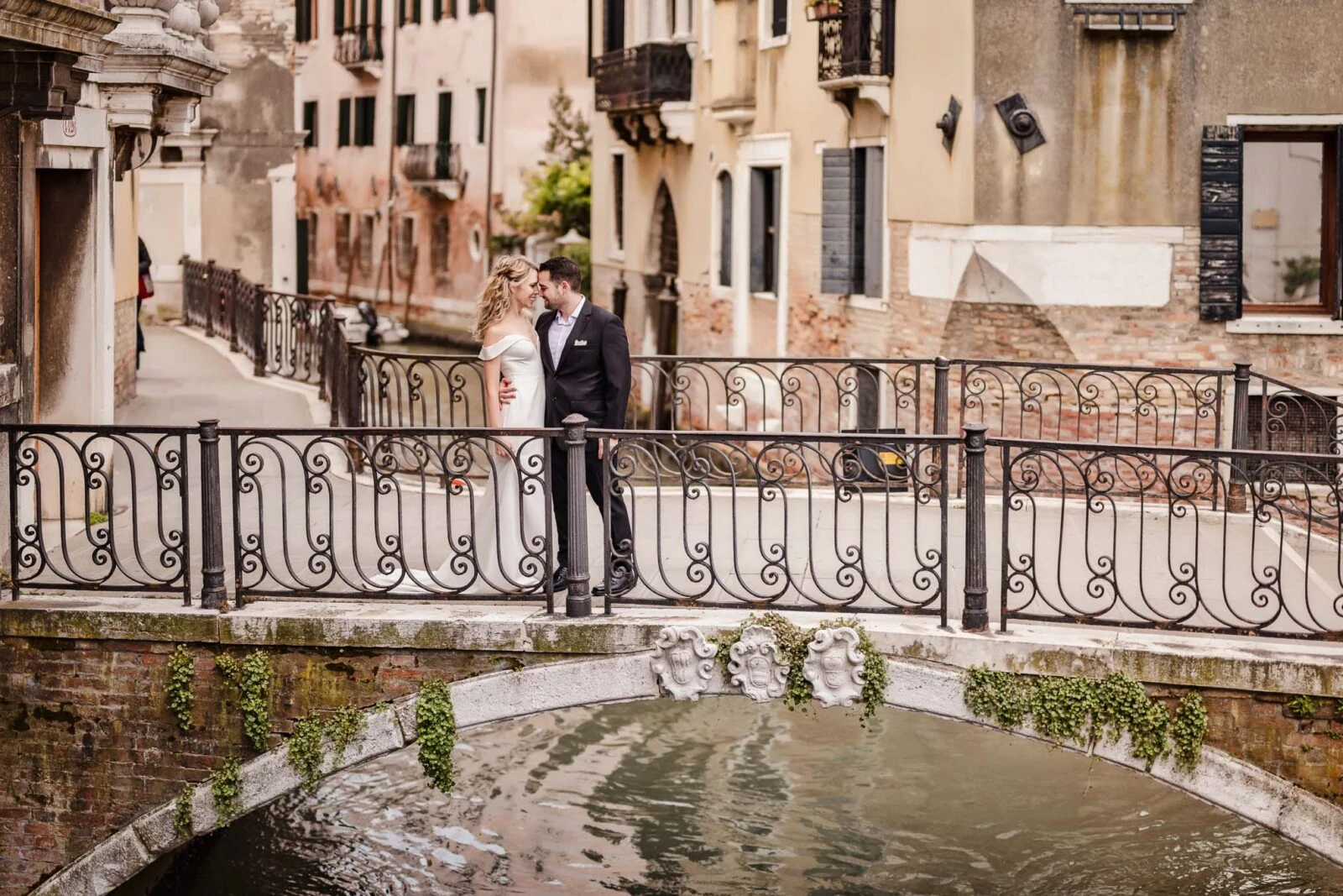 Venice honeymoon photographer – couple on a typical Venetian bridge in a quiet street