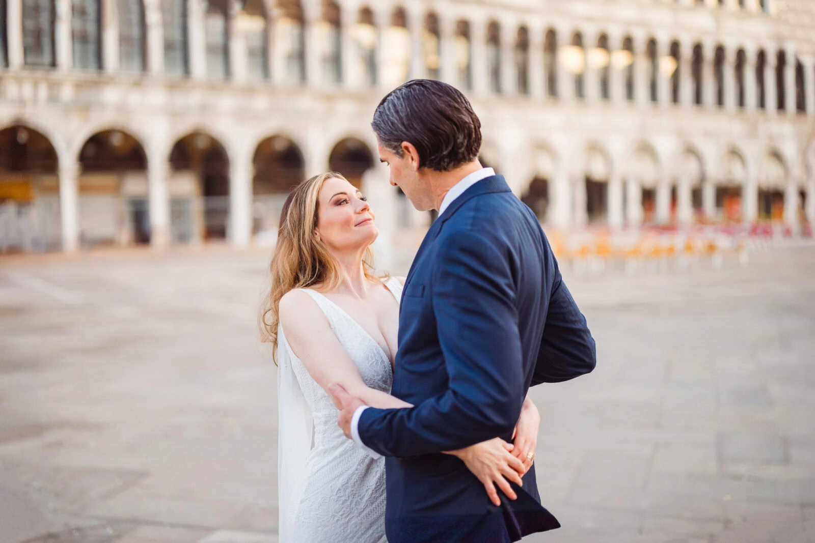 Venice honeymoon photographer – romantic photo in St. Mark’s Square