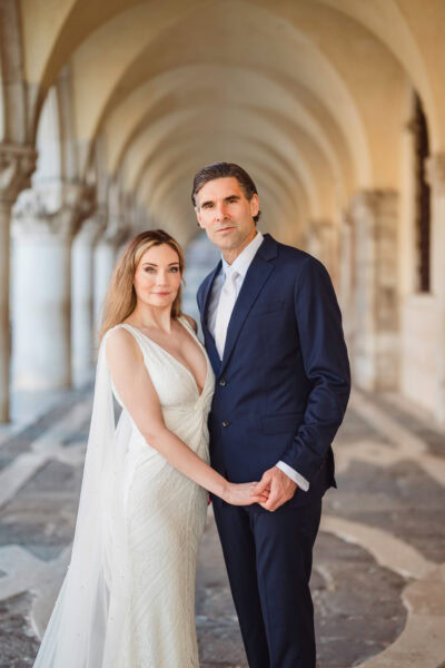 Venice honeymoon photographer – romantic portrait under the Doge’s Palace porticoes