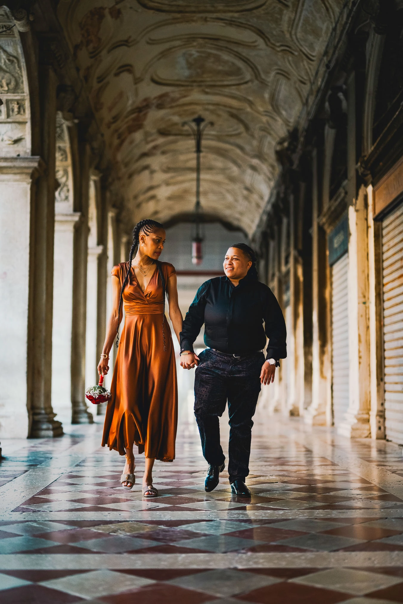 Two women in love under the arcades of San Marco