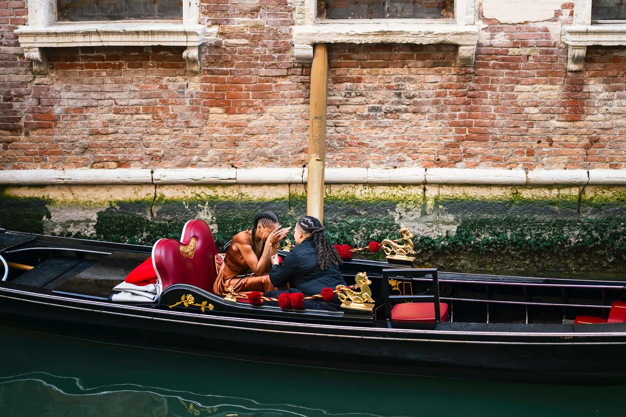 Lesbian proposal in Venice under the Bridge of Sighs in a gondola at sunset