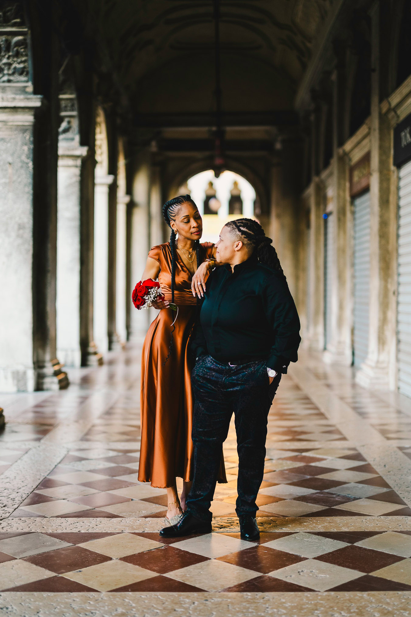 Two women in love under the arcades of San Marco