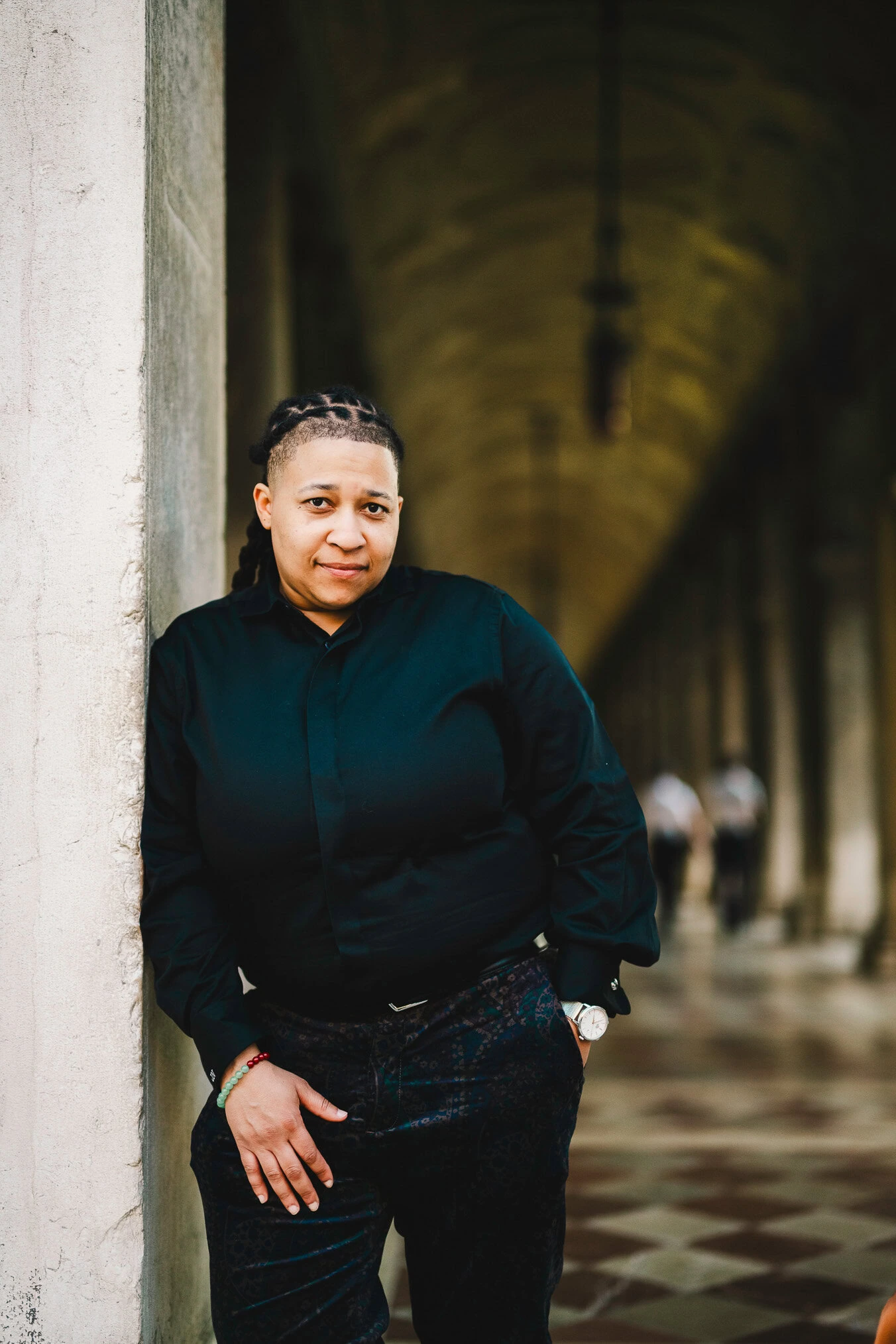 Two women in love under the arcades of San Marco
