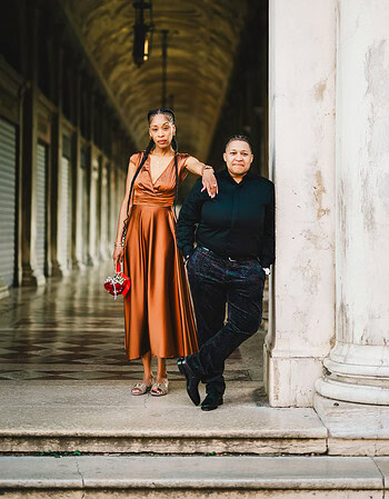 Two women in love under the arcades of San Marco