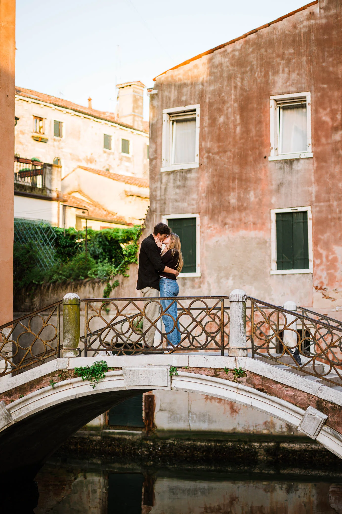 Venice surprise proposal on a bridge near Basilica di Santa Maria della Salute