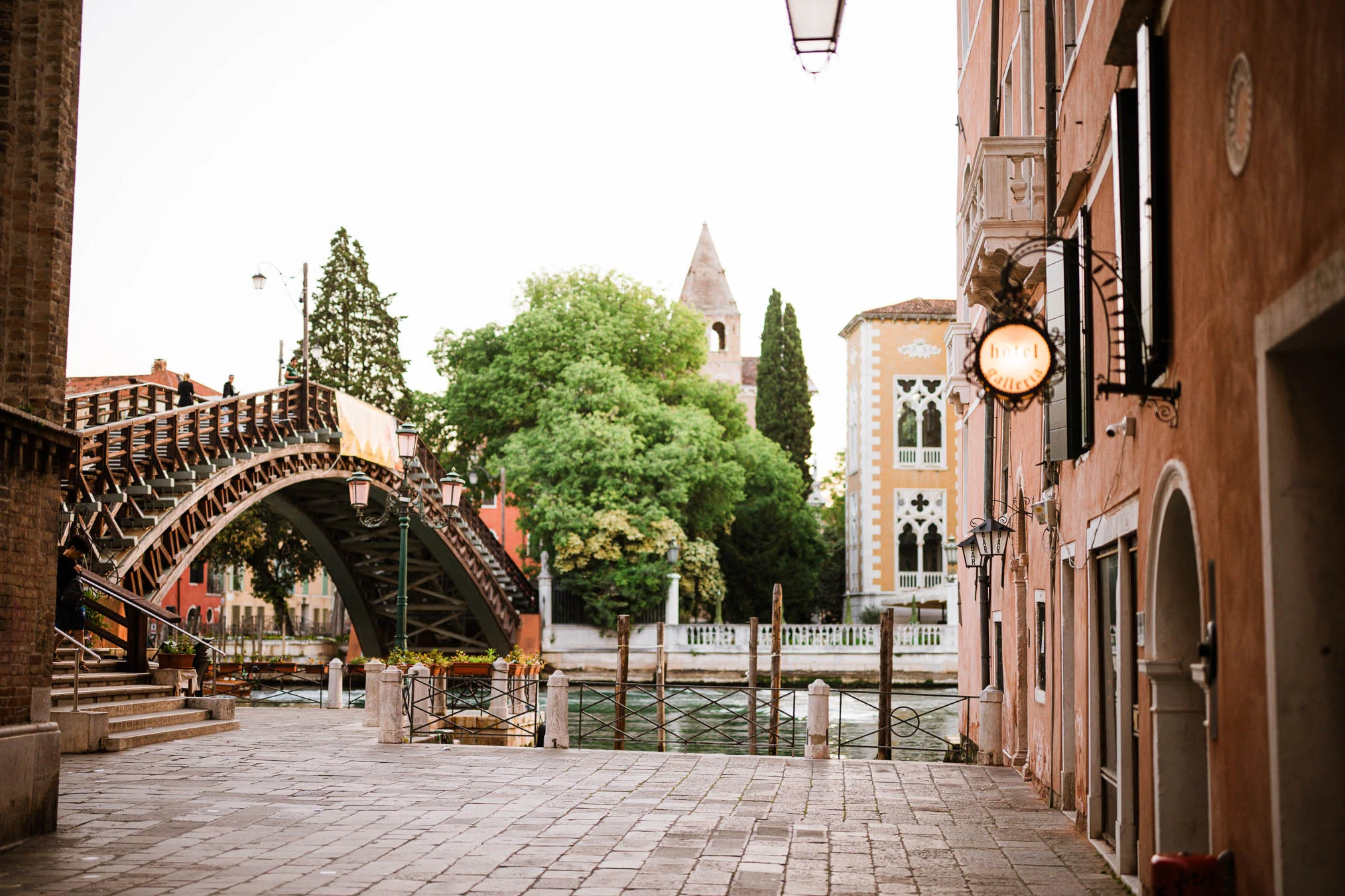 Venice surprise proposal on a bridge near Basilica di Santa Maria della Salute
