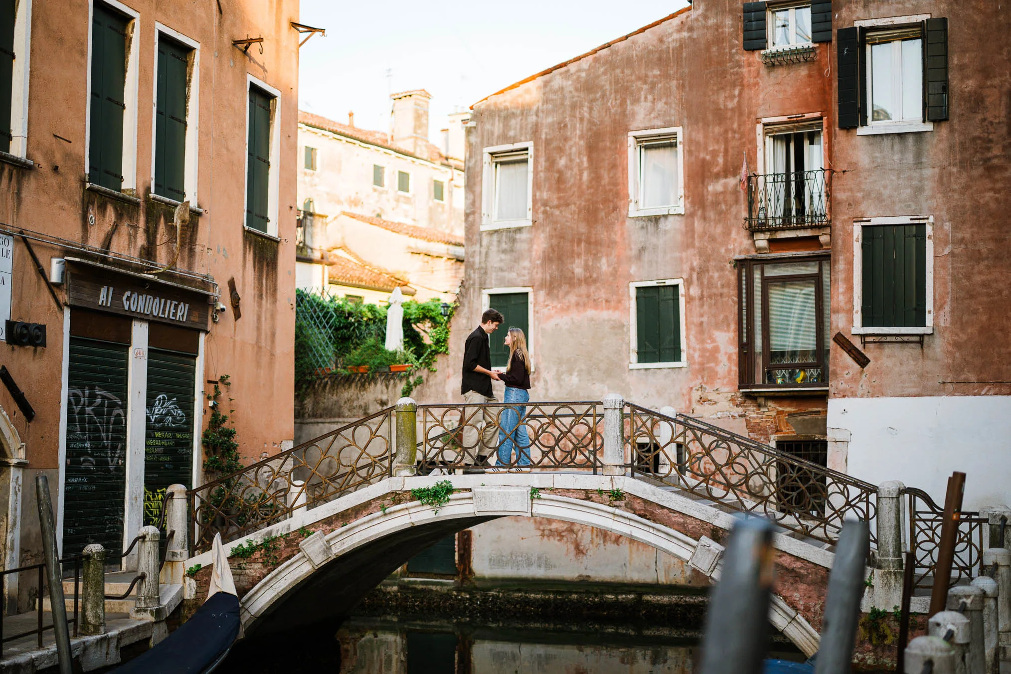 Venice surprise proposal on a bridge near Basilica di Santa Maria della Salute