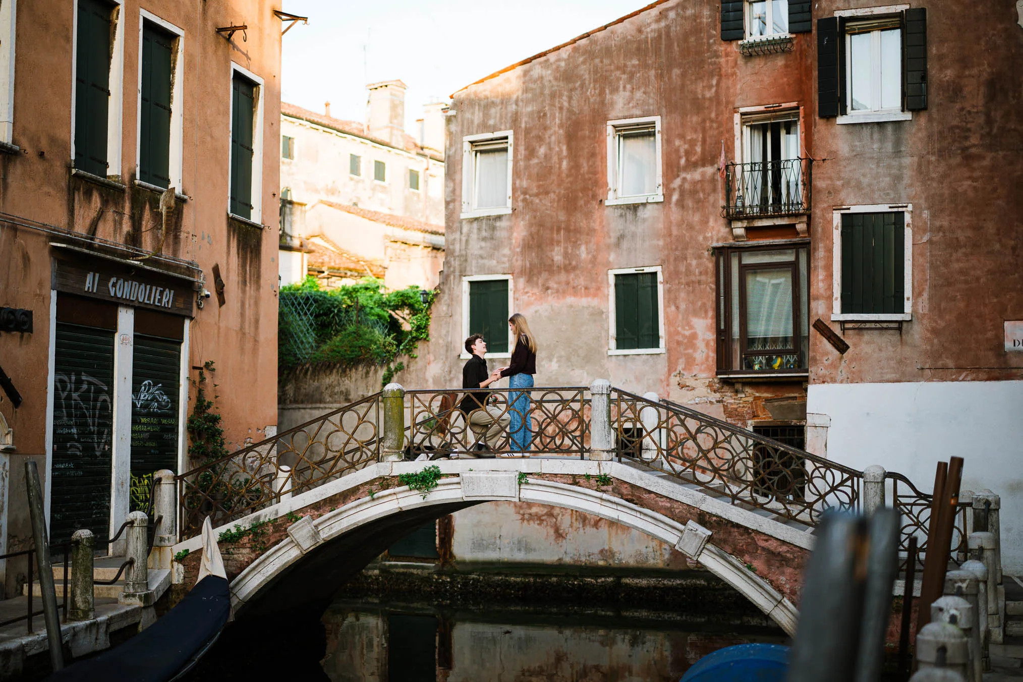 Venice surprise proposal on a bridge near Basilica di Santa Maria della Salute