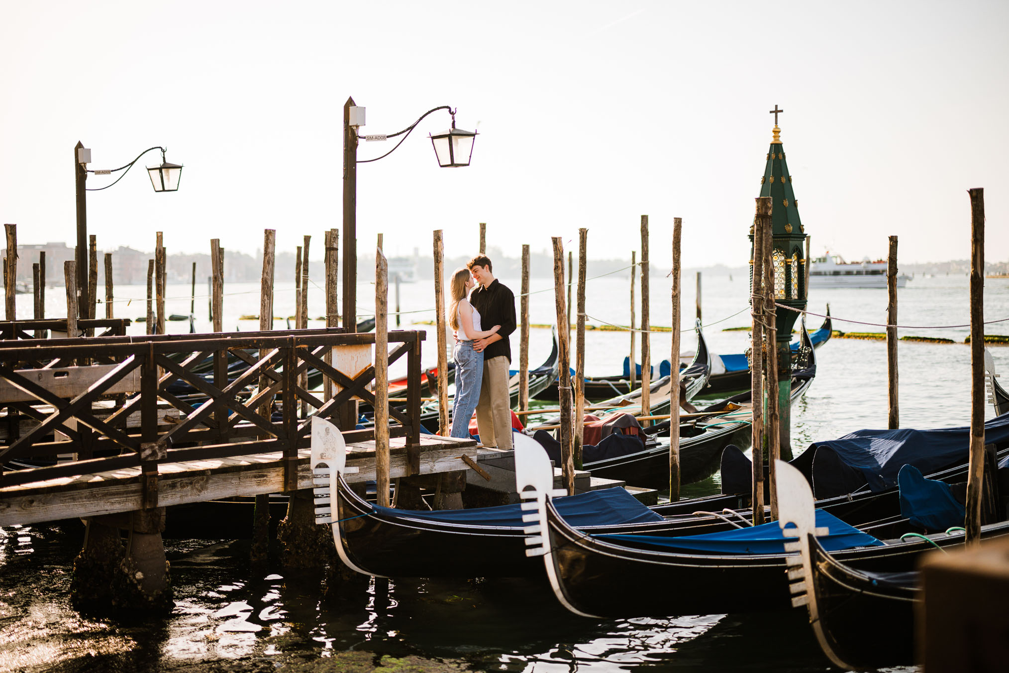 Venice surprise proposal photo by the Riva dei Schiavoni waterfront