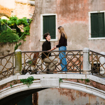Venice surprise proposal on a bridge near Basilica di Santa Maria della Salute