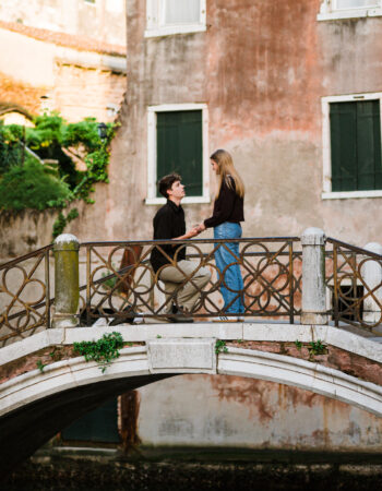 Venice surprise proposal on a bridge near Basilica di Santa Maria della Salute