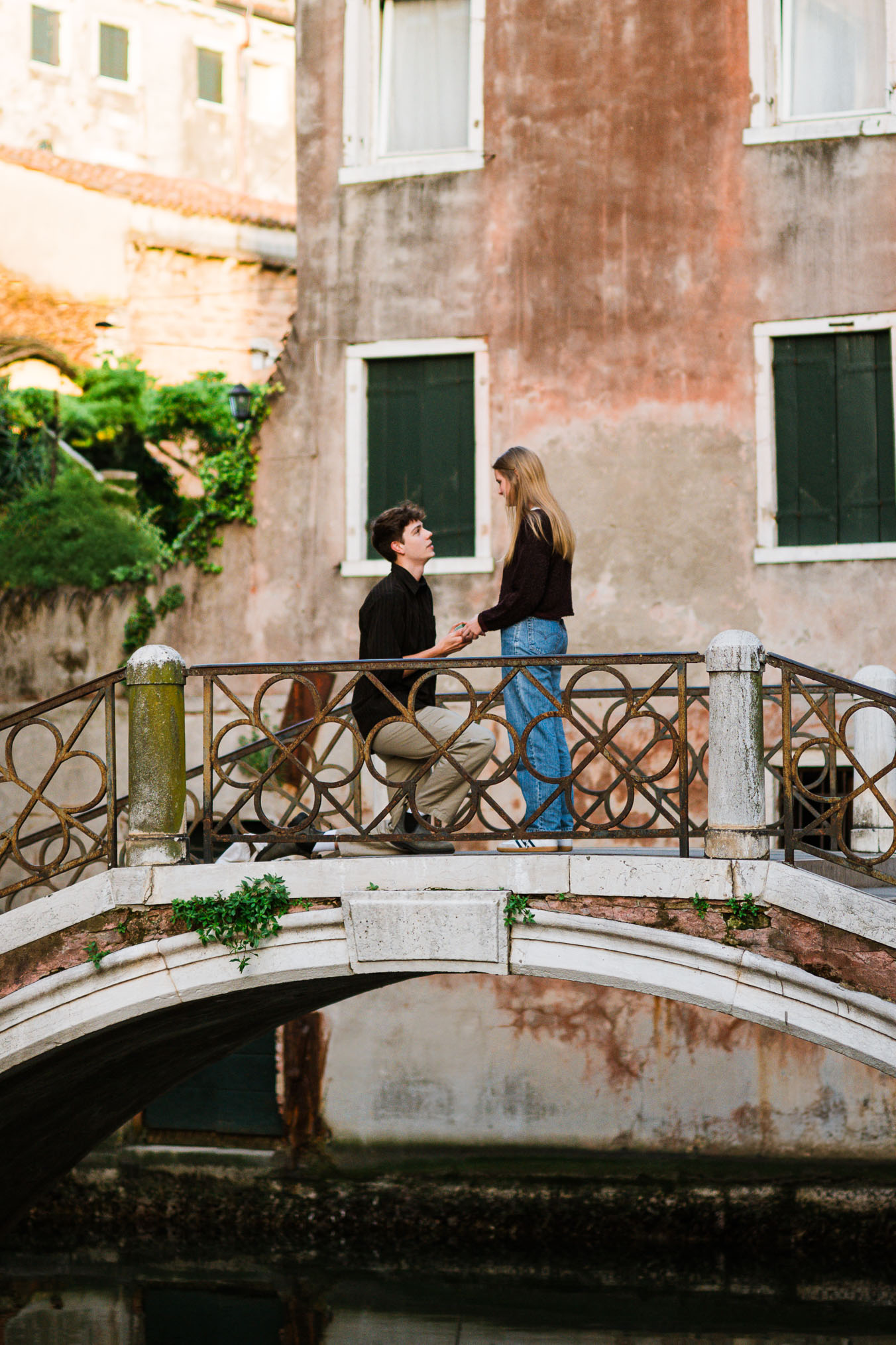 Venice surprise proposal on a bridge near Basilica di Santa Maria della Salute