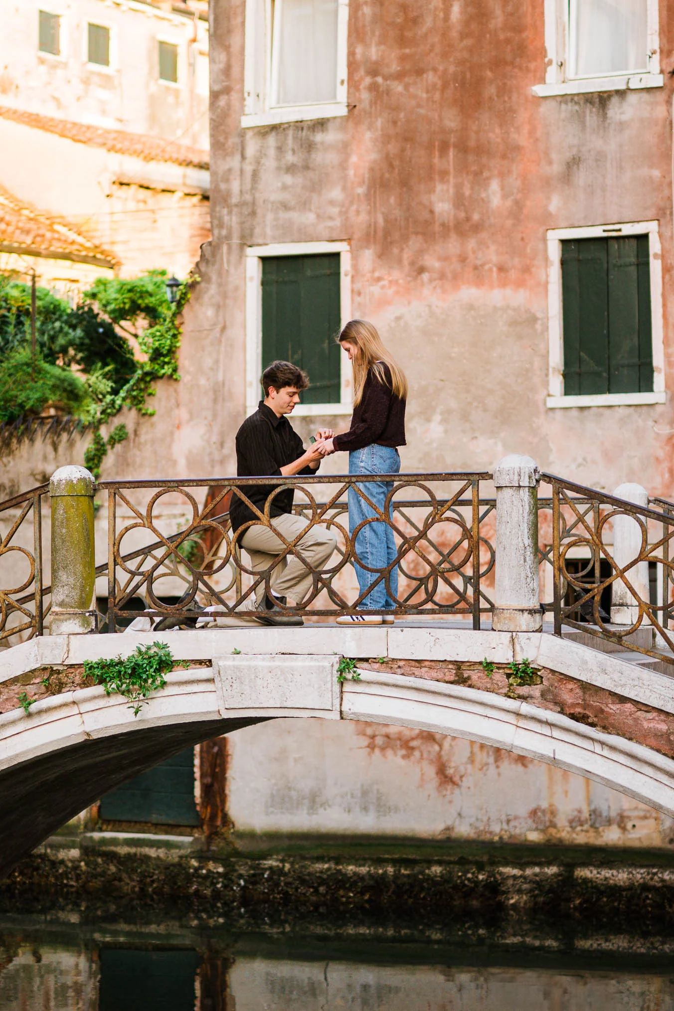 Venice surprise proposal on a bridge near Basilica di Santa Maria della Salute