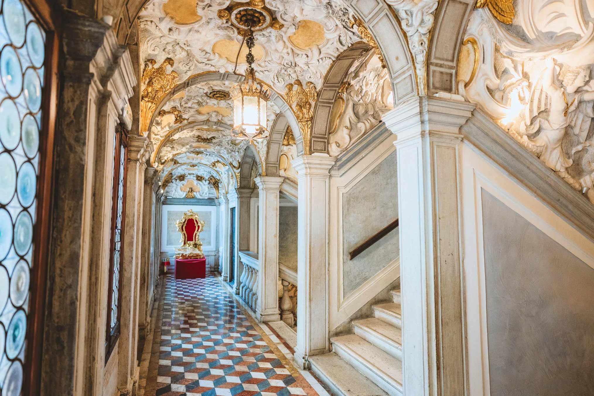 Venice wedding at Scuola Grande dei Carmini – artistic wedding detail