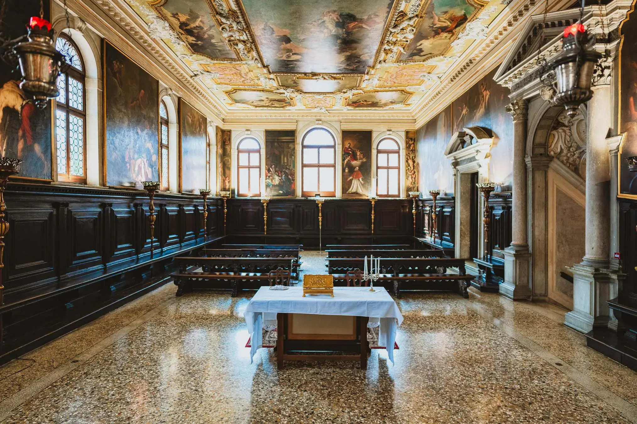 Venice wedding at Scuola Grande dei Carmini – artistic wedding detail