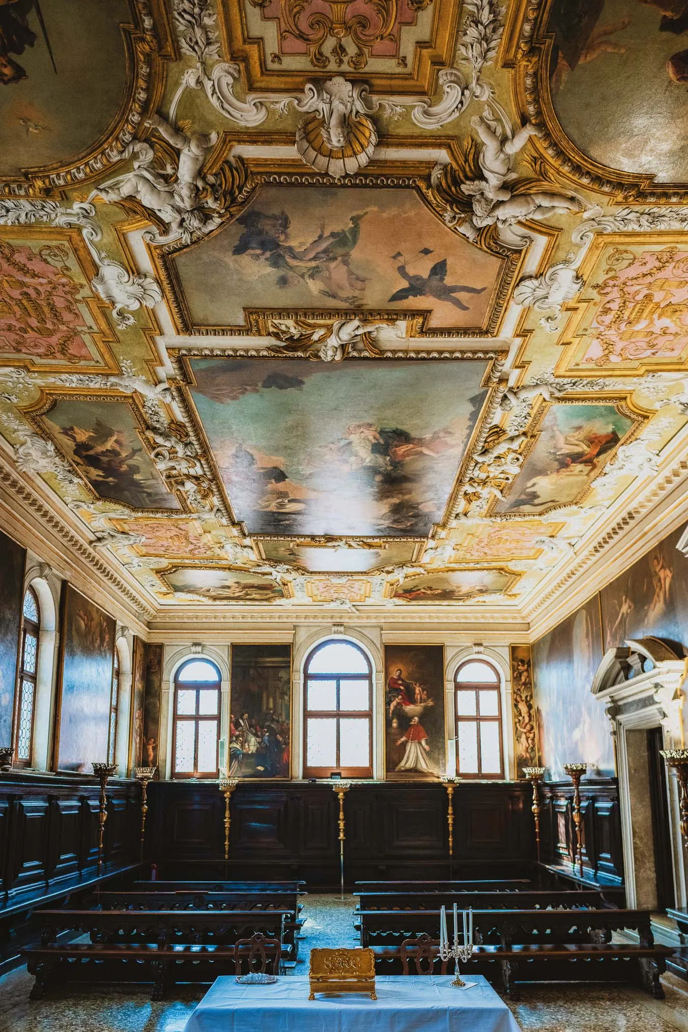 Venice wedding at Scuola Grande dei Carmini – artistic wedding detail