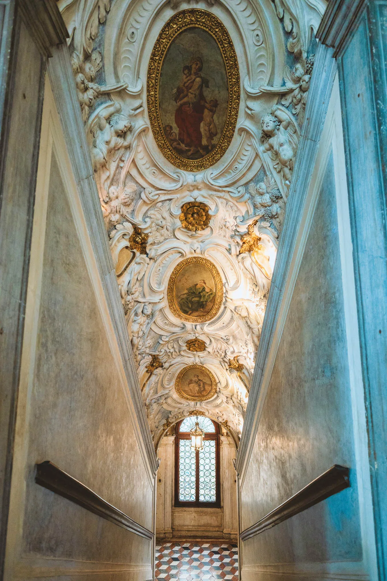 Venice wedding at Scuola Grande dei Carmini – artistic wedding detail