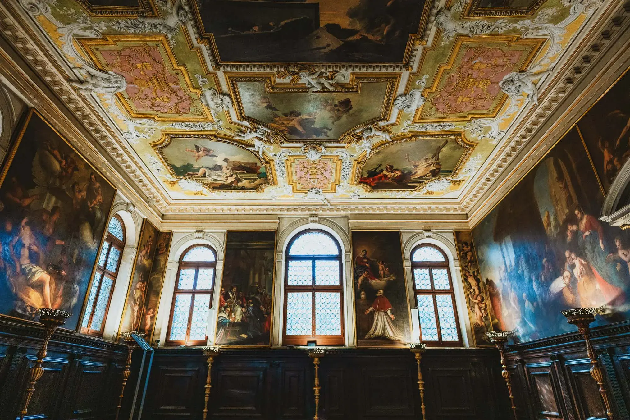 Venice wedding at Scuola Grande dei Carmini – artistic wedding detail