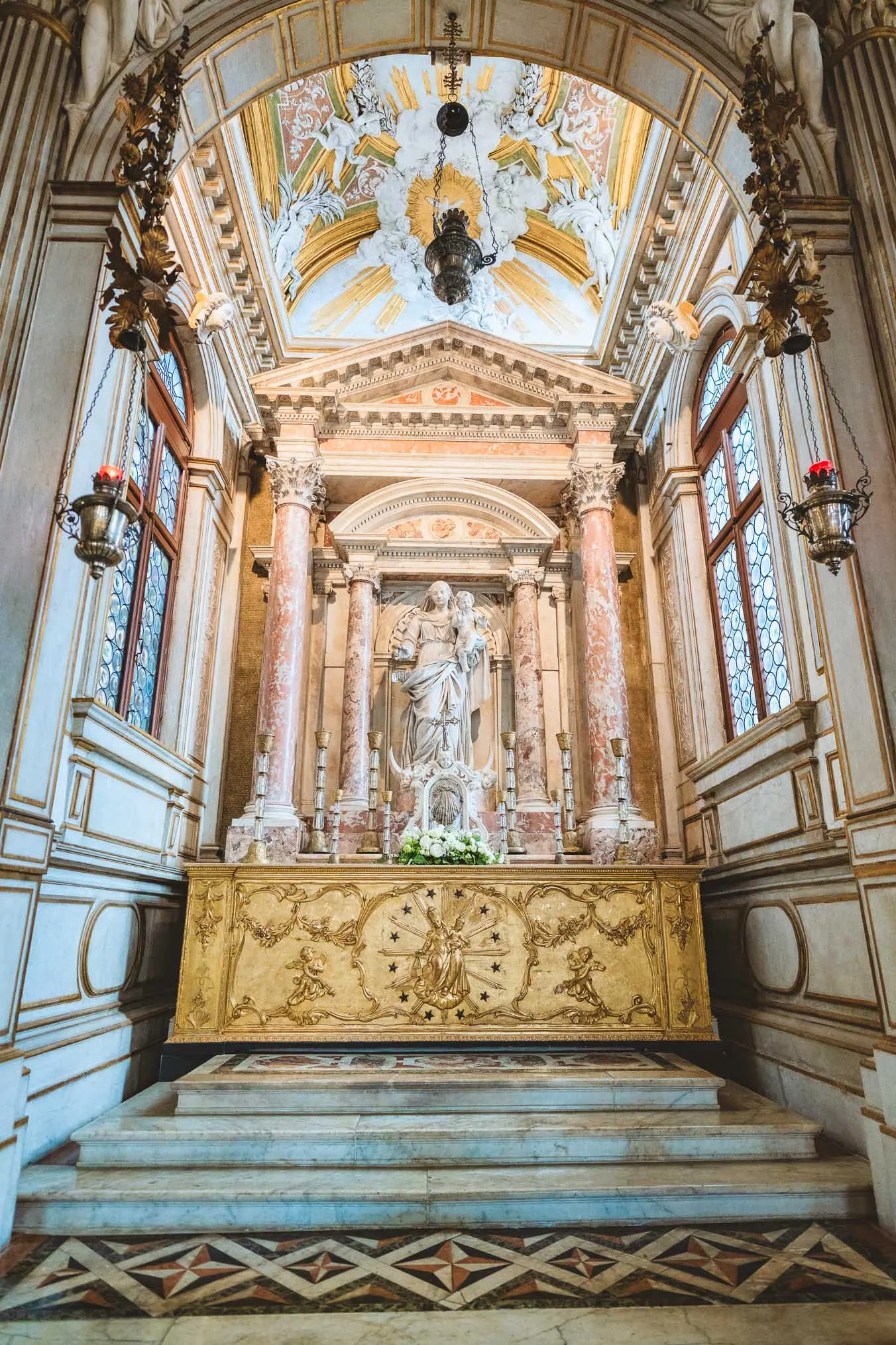 Venice wedding at Scuola Grande dei Carmini – artistic wedding detail