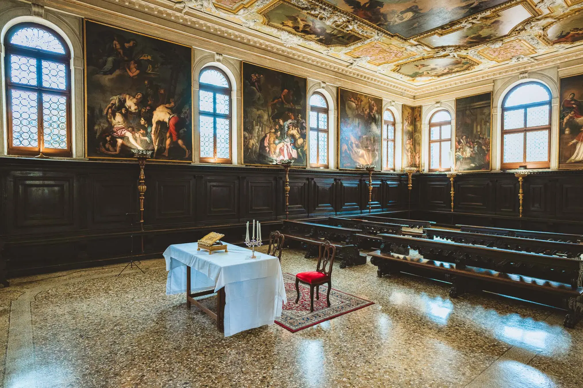 Venice wedding at Scuola Grande dei Carmini – artistic wedding detail