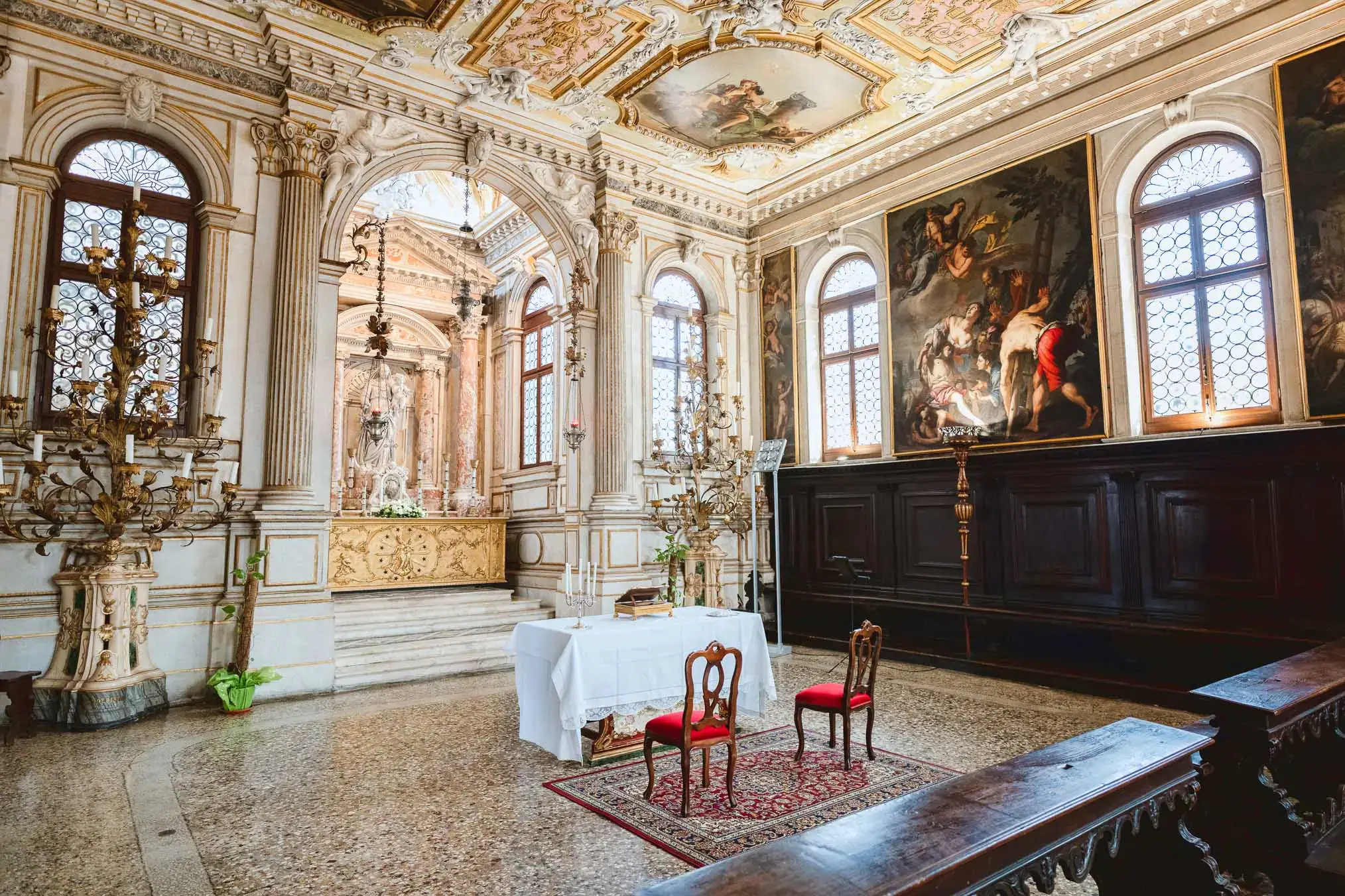 Venice wedding at Scuola Grande dei Carmini – artistic wedding detail