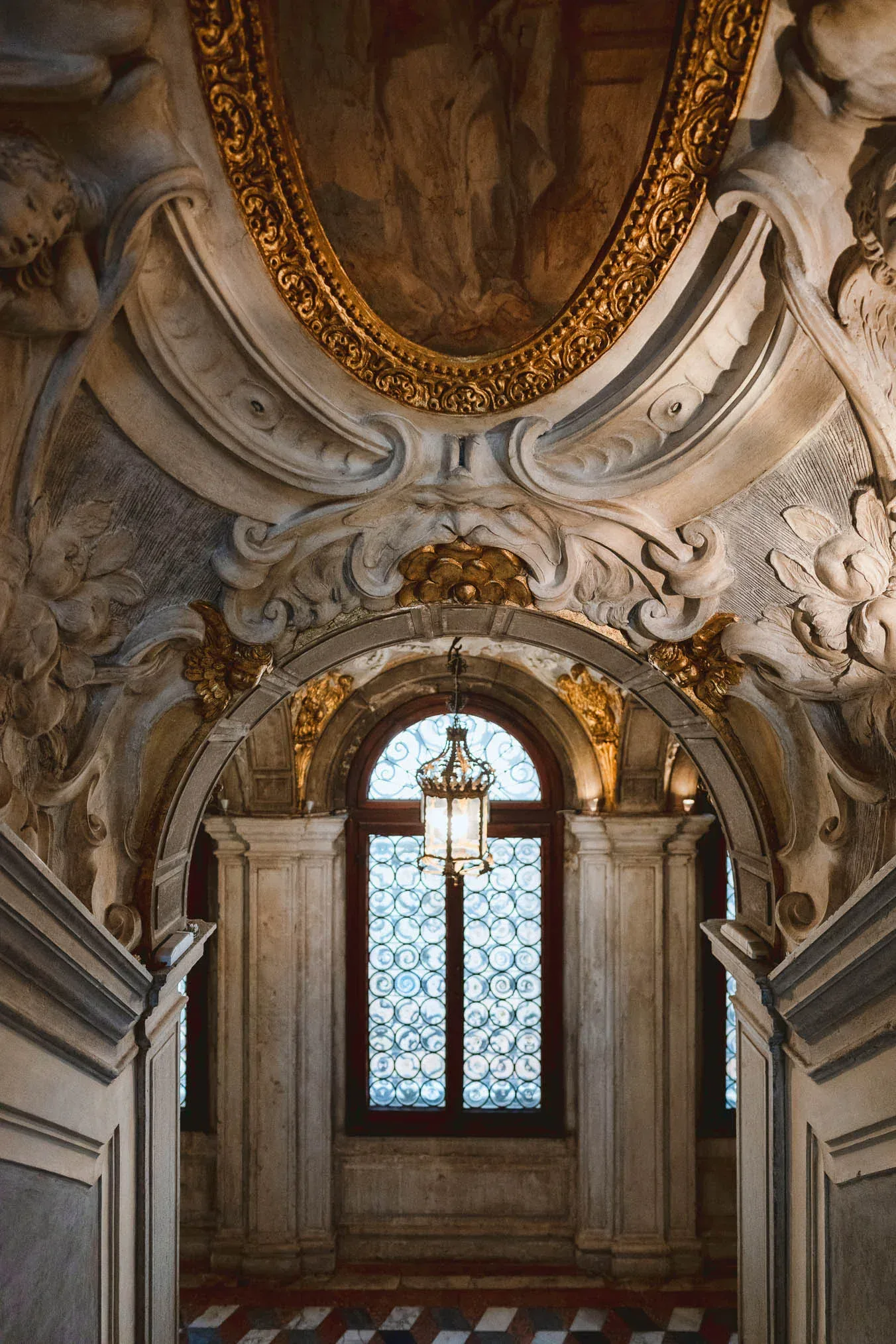 Venice wedding at Scuola Grande dei Carmini – artistic wedding detail