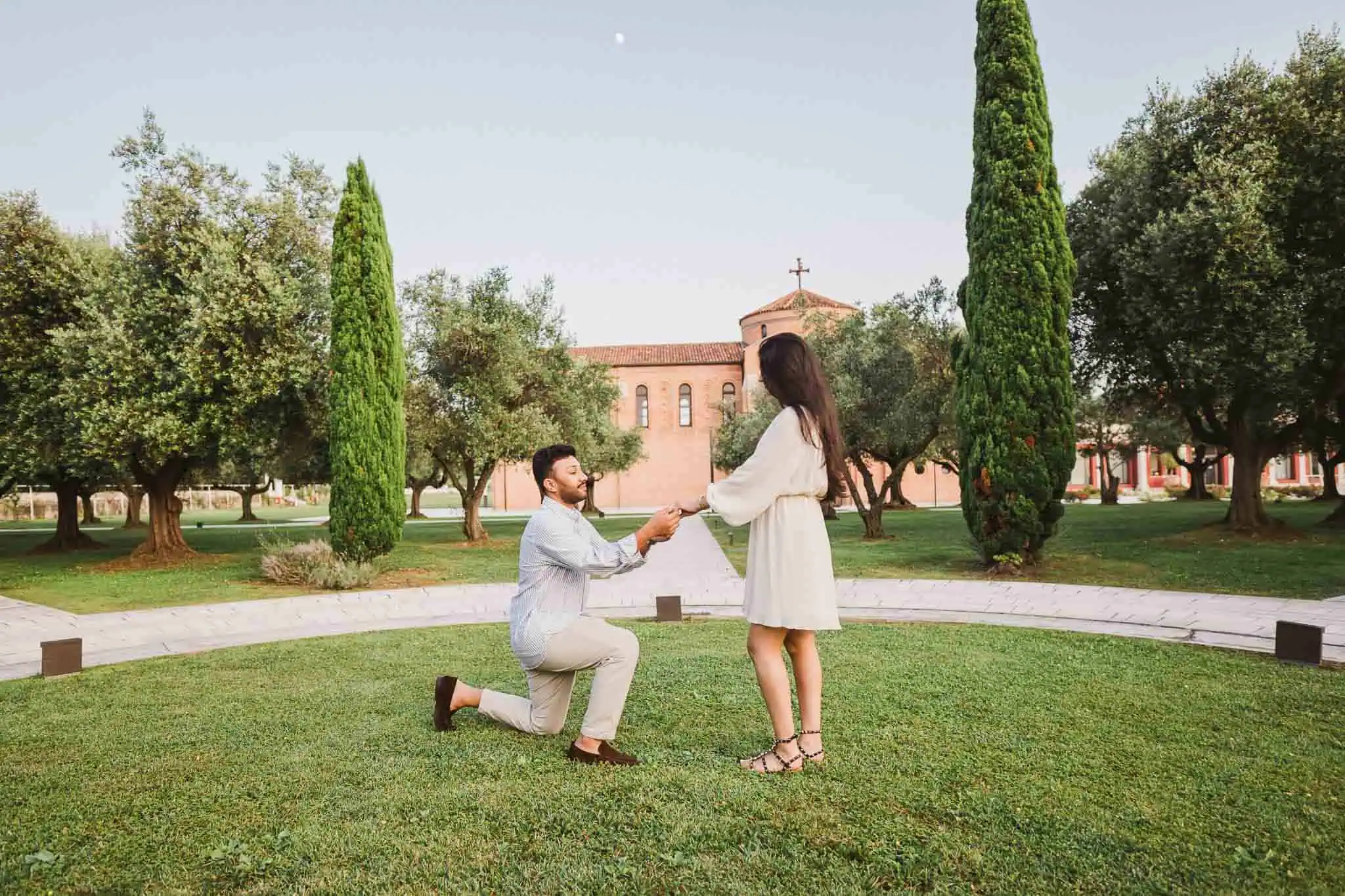 Kissing proposal in at the marriott garden of Venice during sunset, capturing heartfelt love moments.